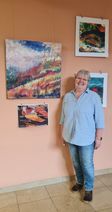 Künstlerin Martina Lenz mit einigen ihrer Werke im Foyer der Kreisverwaltung Cochem-Zell.