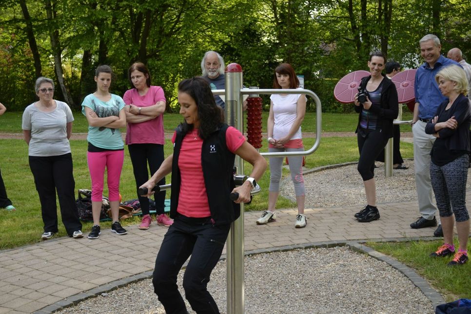 Nicole Mertens zeigte den Teilnehmern der ersten kostenlosen Fitnesstunde, wie die Geräte im Gemünder Bewegungsgarten funktionieren. mn-Foto