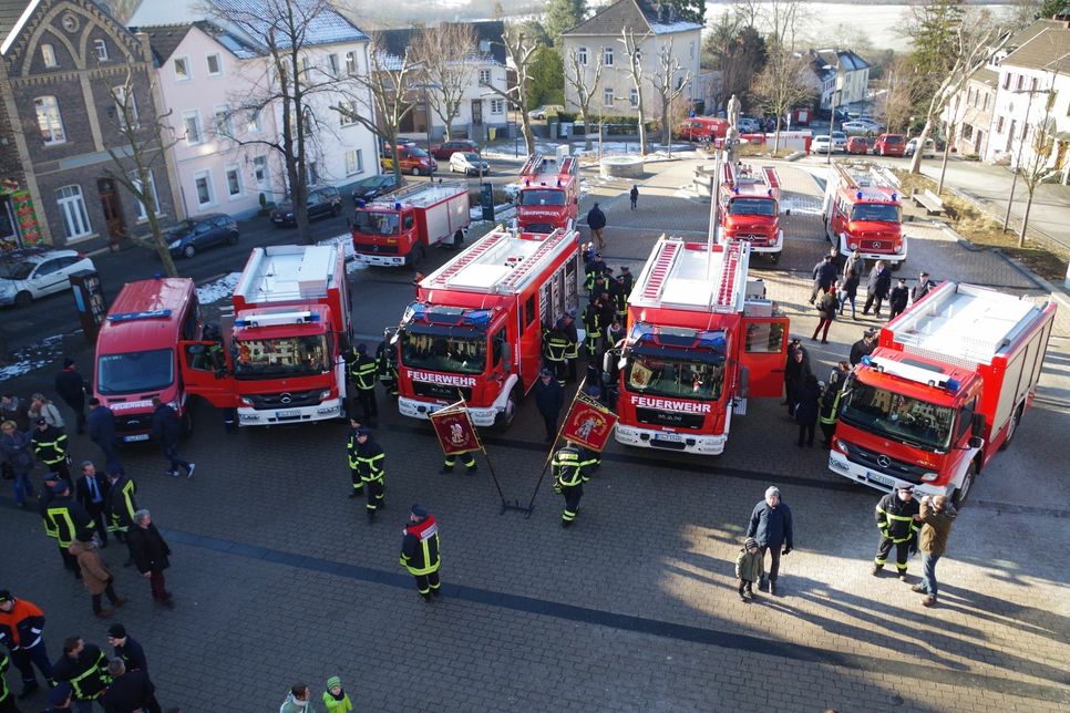 Alt und neu: Auf dem Zülpicher Marktplatz waren die neuen Einsatzfahrzeuge der Feuerwehr (vorne) ihren Vorgängern  (hinten) anschaulich gegenübergestellt worden. Foto: Mager
