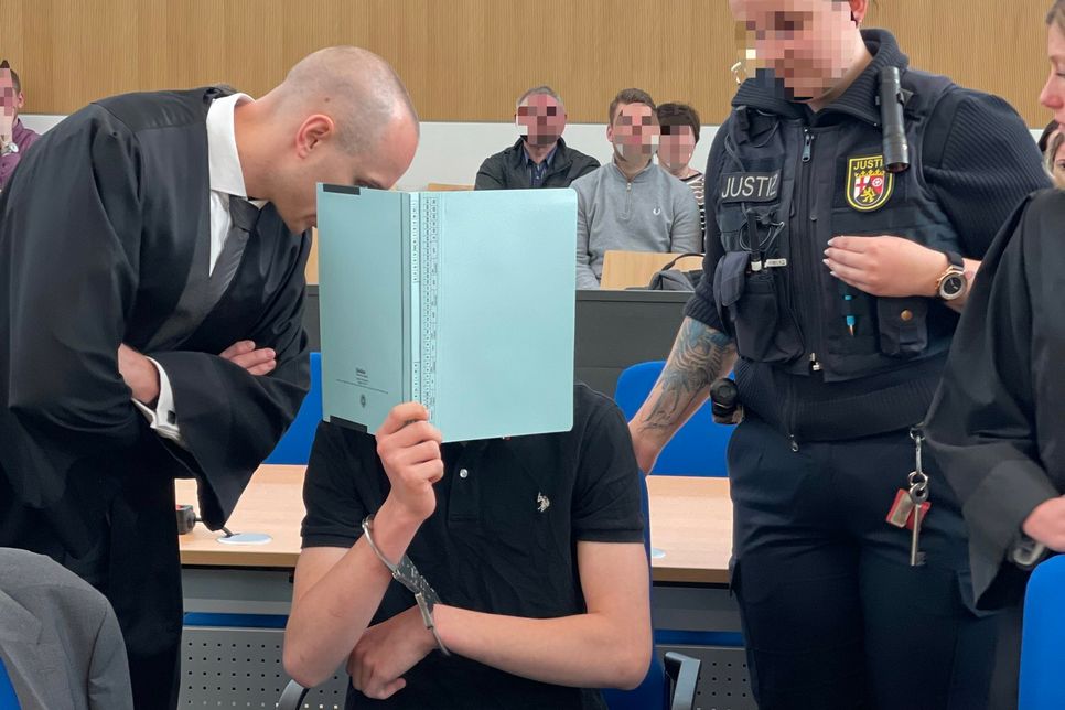 Die Ex-Lebengefährtin (35) des getöteten Arztes, ihr Sohn (18, Foto) sowie dessen Stiefbruder (17) müssen sich seit Montag vor dem Landgericht Trier für das Verbrechen an dem Mediziner verantworten.