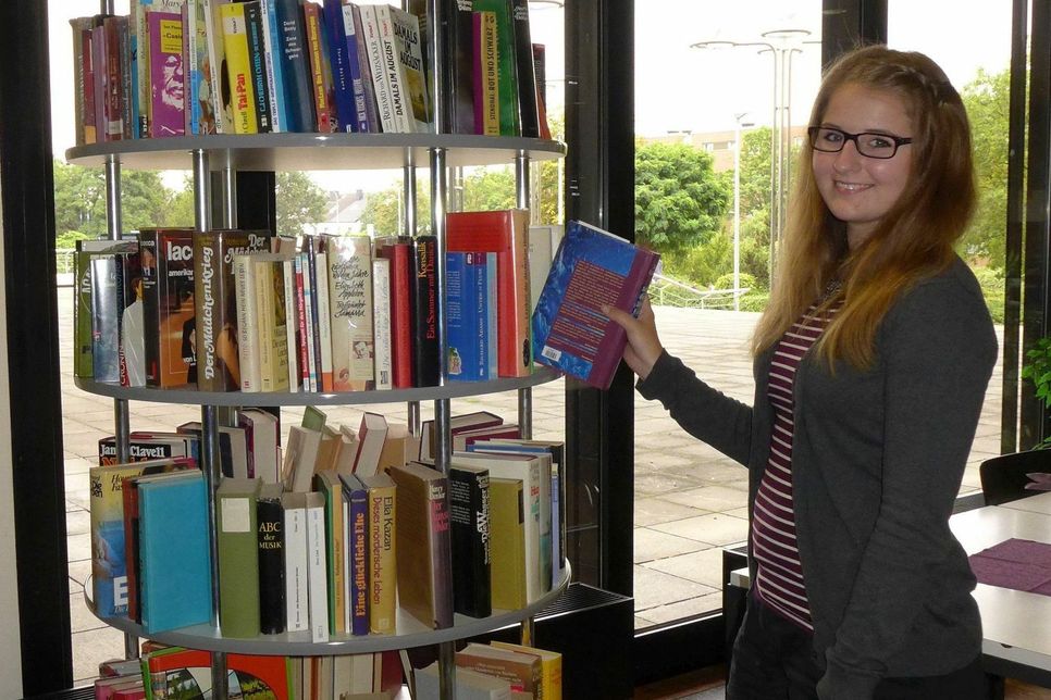 Das »Offene Bücherregal« wird auch von Mitarbeiterinnen der Kreisverwaltung rege genutzt. Foto: Karen Beuke/Abt. 60