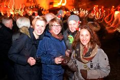 Der Glühwein von der Ahr schmeckt den vier Freundinnen aus dem Sauerland besonders gut. Und außerdem fühlen sich die jungen Damen sicherer als auf einem Weihnachtsmarkt in der Großstadt. Foto: Th. Wirtz