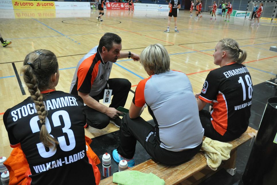 Trainer Caslav Dincic hat noch viel Redebedarf mit seinen neuen "Vulkan-Ladies".