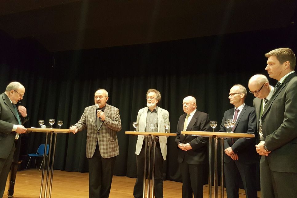 Manfred Lang (v.li.) moderierte die Podiumsdiskussion mit Gerhard Lenz, Reiner Bauer, Dr. Karl-Heinz Decker, Bürgermeister Dr. Hans-Peter Schick, Wilfried Hamacher und Andreas Sack.