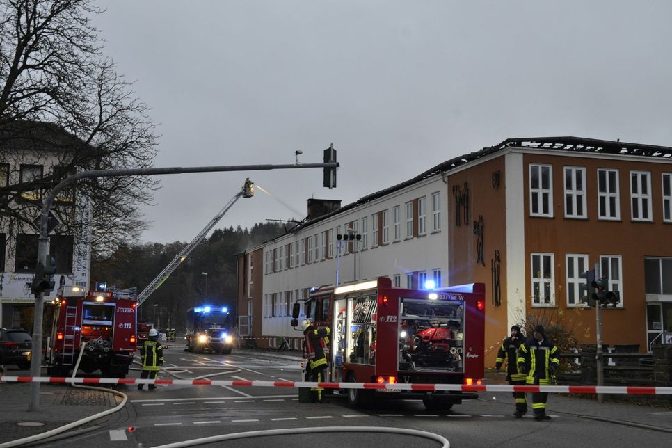 Der Brandstifter ist wohl nicht nur für die Feuer wie hier an der evangelischen Kirche in Hellenthaler, sondern auch für Sachbeschädigungen verantwortlich. mn-Foto