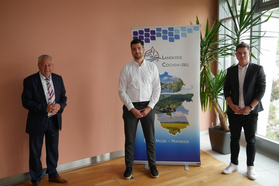 Landrat Manfred Schnur beglückwünschte Daniel Schauf und Robin Scheidweiler, die ihre Ausbildung als Beste in Rheinland-Pfalz abgeschlossen haben.