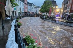 Die kleine Leuk in der Saarburger Altstadt ist zu einem reißenden Fluss geworden