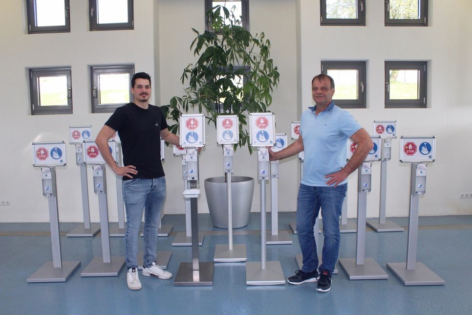 Saubere Sache: Bernhard Klasen (rechts) und sein Mitarbeiter Giorgio Cialdella (links) mit den neuen Desinfektionssäulen. Foto: MKW
