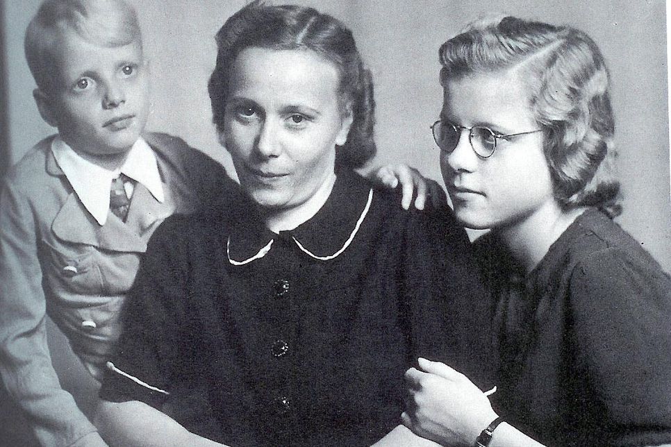 Heino mit seiner Mutter Franziska und  Schwester Hannelore.