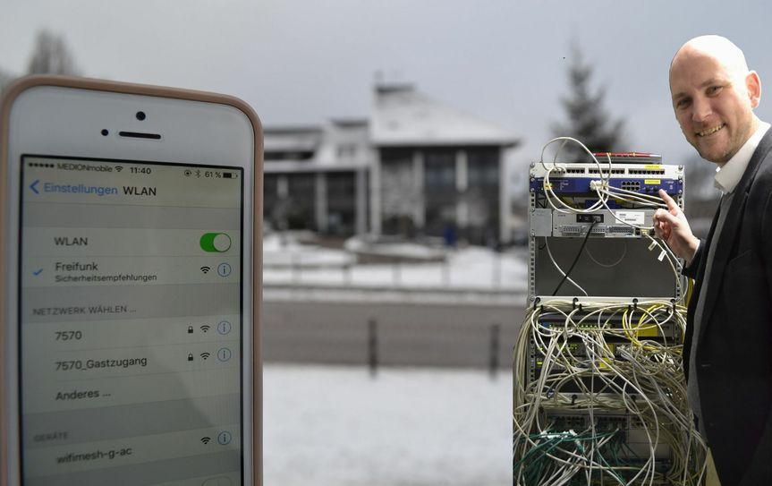 Roetgener Bürgermeister Jorma Klauss präsentiert stolz das Freifunk-WLAN, das dank zweier Außenantennen bis auf den Rathausvorplatz und zur gegenüberliegender Kirche reicht.