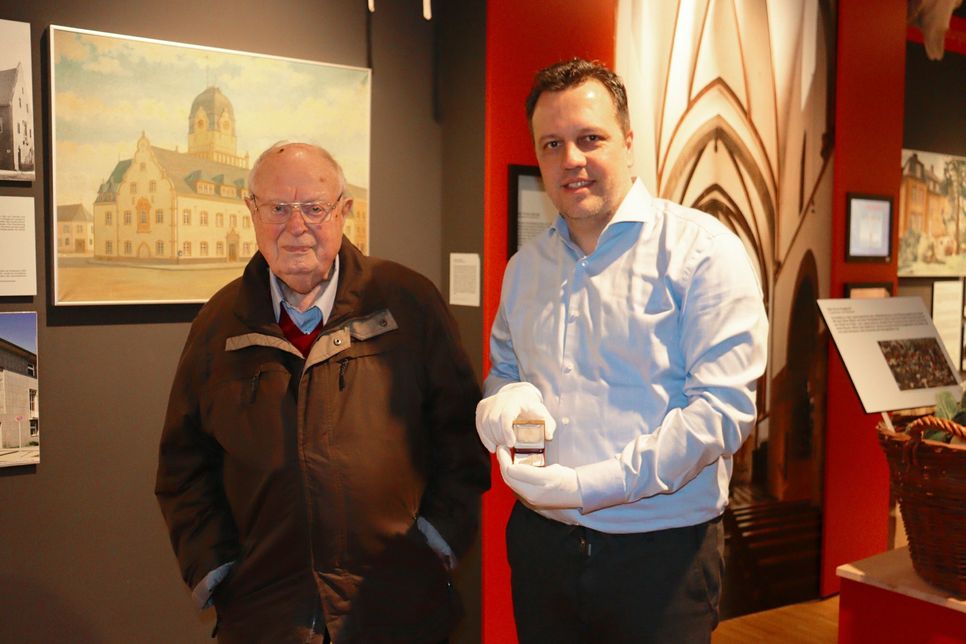 Rolf Müller (li.) spendete zwei historische »Weißpfennige« an das Stadtmuseum Euskirchen, die Bürgermeister Sacha Reichelt entgegennahm.  Foto: Tim Nolden