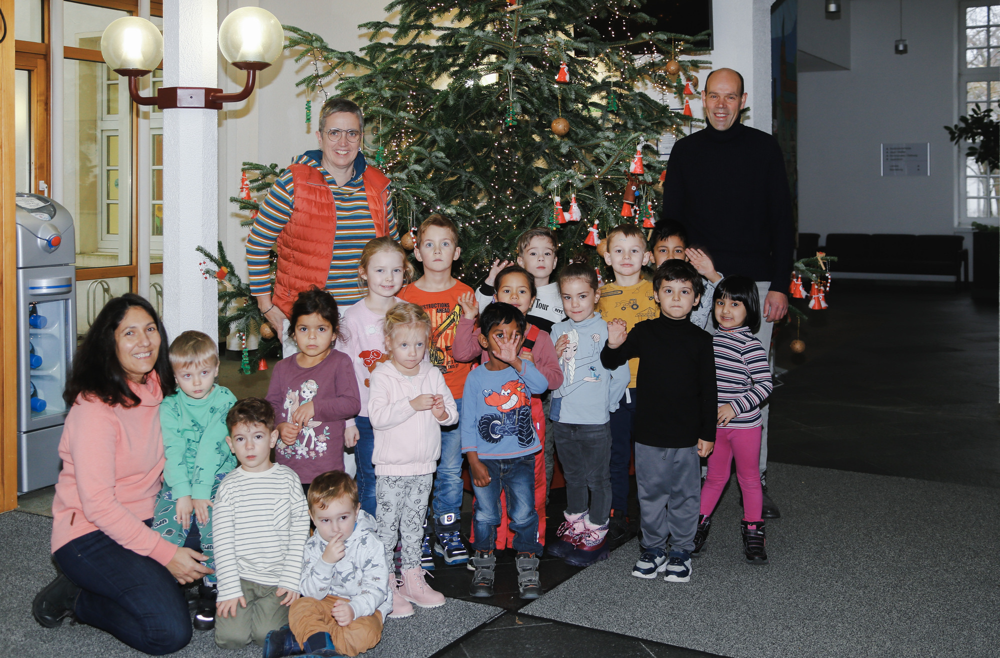Kinder schmücken Weihnachtsbaum in der Kreisverwaltung - Rhein-Hunsrück ...
