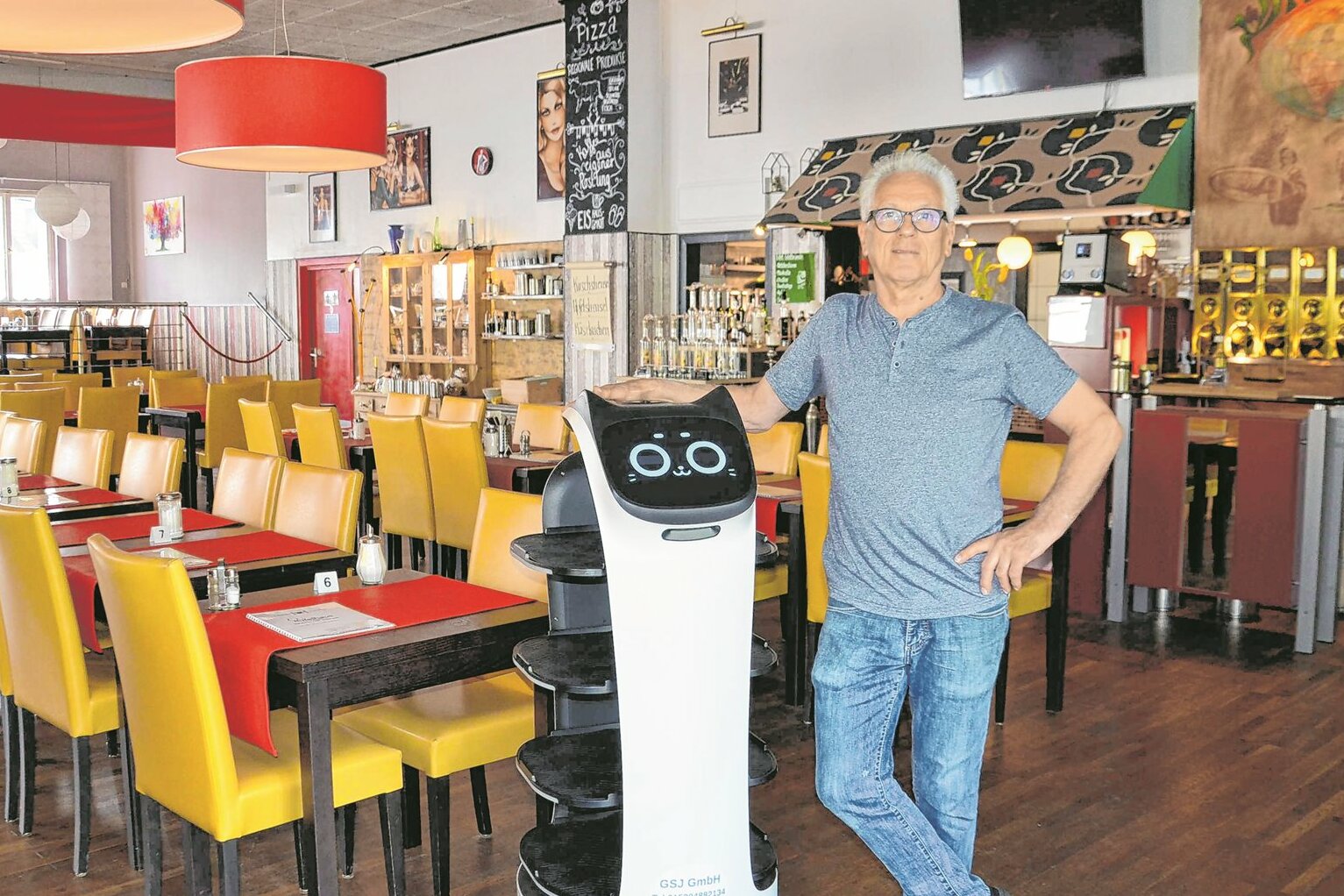 Franz Hoffmann mit seiner Mitarbeiterin »Bella«. Der neue Servier-Roboter ist seit Anfang Mai im Einruhrer Eifelhaus im Einsatz.