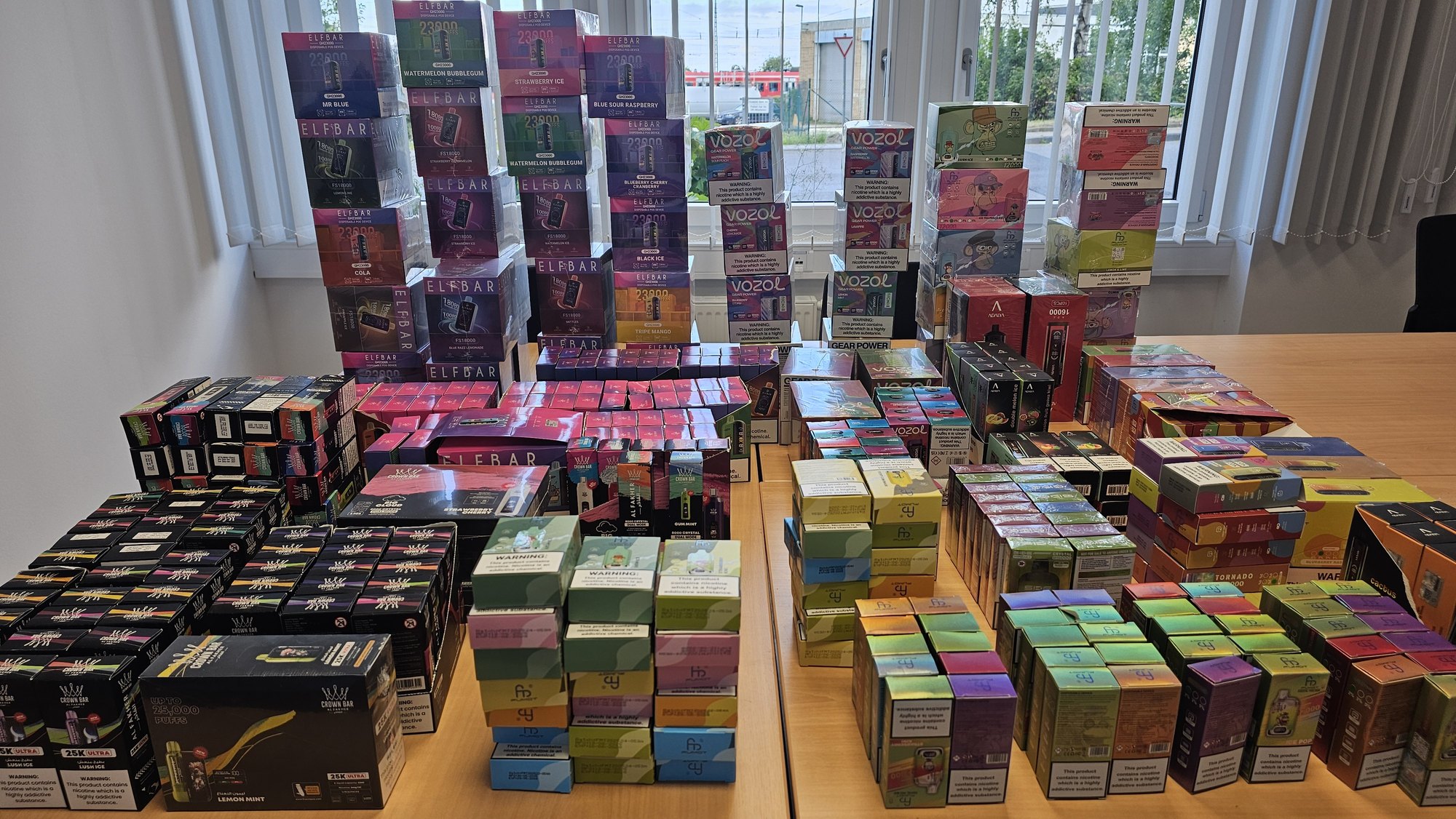 Zoll findet bei Kiosk-Kontrolle illegale Vapes und unversteuerten Wasserpfeifentabak - Kreis Euskirchen - Wochenspiegel Zoll findet bei Kiosk-Kontrolle illegale Vapes und unversteuerten Wasserpfeifentabak - Kreis Euskirchen - Wochenspiegel