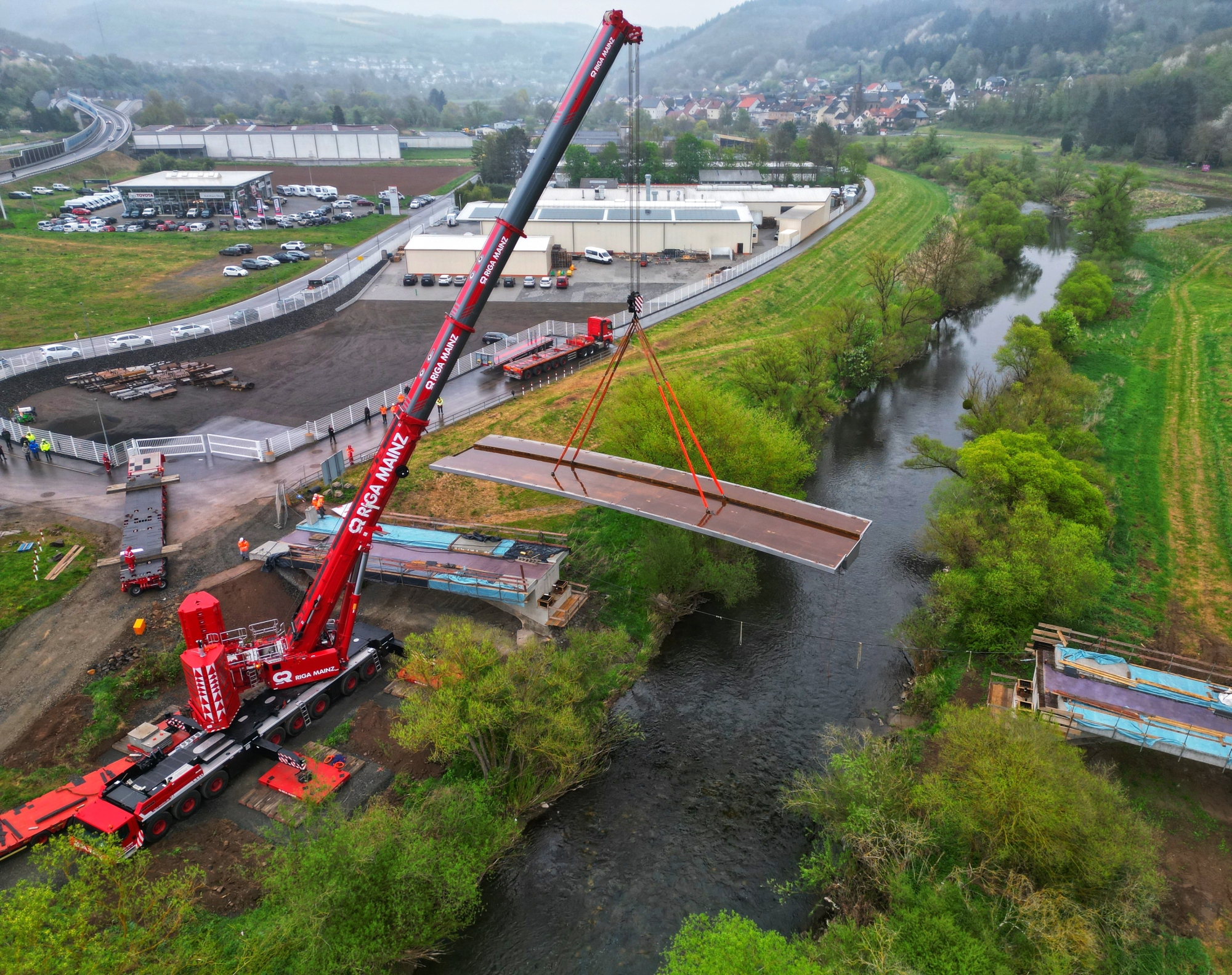 Spektakulärer Kraneinsatz: 56-Tonnen-Brücke in Rekordzeit eingehoben ...