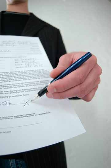 Die Polizei warnt vor Dienstleistungsunternehmen, die verschiedene Arbeiten mangelhaft oder zu überteuerten Preisen durchgeführt haben. Foto: Polizei-Beratung