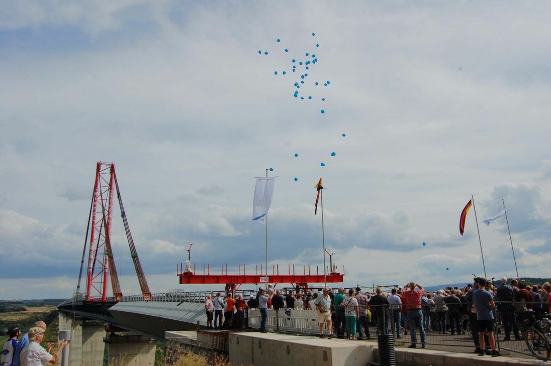 Im August 2018 war Brückenschlag. Im November 2019 soll der Hochmoselübergang für den Verkehr freigegeben werden. Foto: Archiv/Stieren