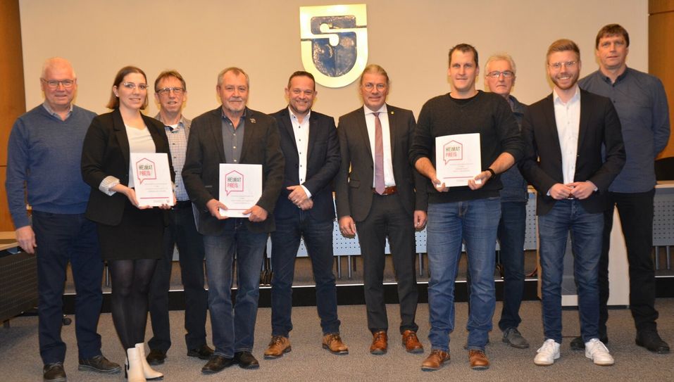 Vertreter des Ortskartells Strauch (r.), des Gemeindeschützenverbandes Simmerath (l.) unddem Verein für Heimat- und Dorfgeschichte Rurberg-Woffelsbach nahmen den Heimatpreis von Bürgermeister Bernd Goffart entgegen.