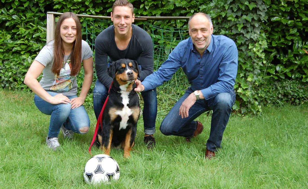 Im Garten hinterm Haus in Trier-Quint haben Karoline und Dominik früher die Tore ihres Papas nachgespielt. Dominiks Hündin Ebby ist hier nur selten zu Gast: Die meiste Zeit hat sie wie ihr Herrchen in Augsburg zu tun… Foto: Arens