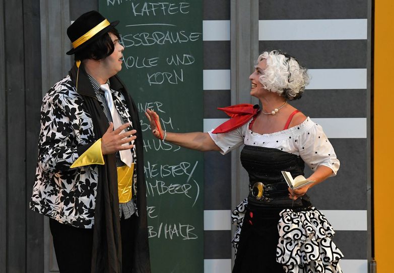 Die "Pension Schöller" bei den Mayener Burgfestspielen. Fotos: Walz