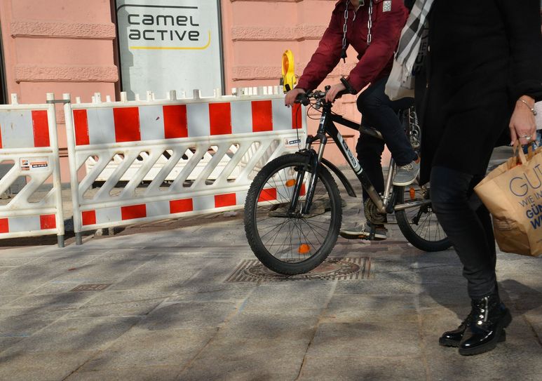 Fahrradfahren in der Fußgängerzone ist nur zwischen 19 und 11 Uhr erlaubt. Ob das eingehalten wird, kontrollieren künftig auch Mitarbeiter des Ordnungsamts – und nicht mehr nur die Polizei. Foto: Presseamt Trier
