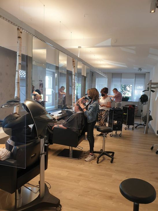 Zahlreiche Kunden unterstützten die Hilfsaktion des Friseursalons »Haarmonie« zugunsten der Opfer der Hochwasser-Katastrophe. Foto: Strauch