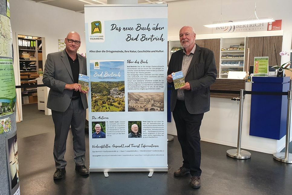 Dr. André Uzulis (links) und Peter Laux haben 33 Jahre nach dem Erscheinen des letzten Ortsführers ein neues Handbuch über Bad Bertrich verfasst.