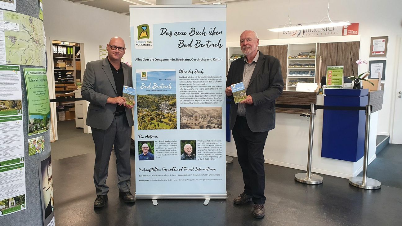 Dr. André Uzulis (links) und Peter Laux haben 33 Jahre nach dem Erscheinen des letzten Ortsführers ein neues Handbuch über Bad Bertrich verfasst.