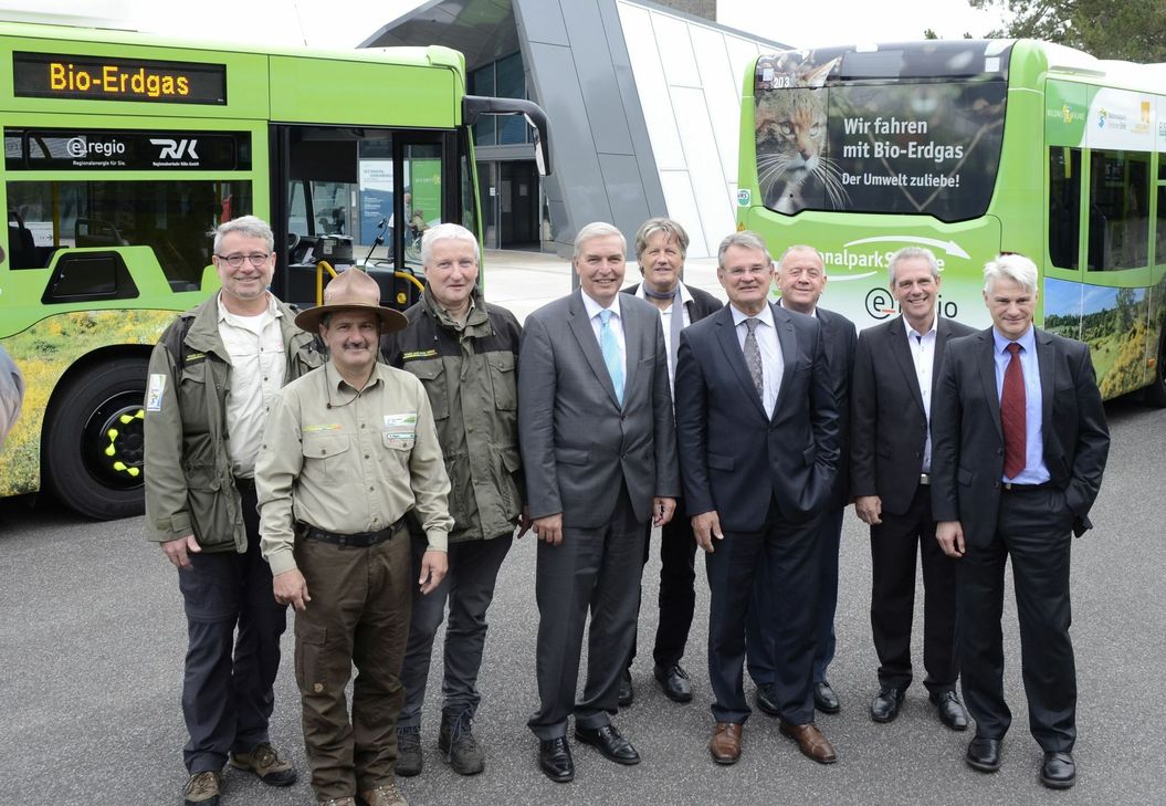 Hansmartin Rosin (re.) überreichte den symbolischen Schlüssel für die neuen Bio-Erdgas-Busse an RVK-Geschäftsführer Eugen Puderbach und Landrat Günter Rosenke (Aufsichtsrat RVK). Foto: Scholl