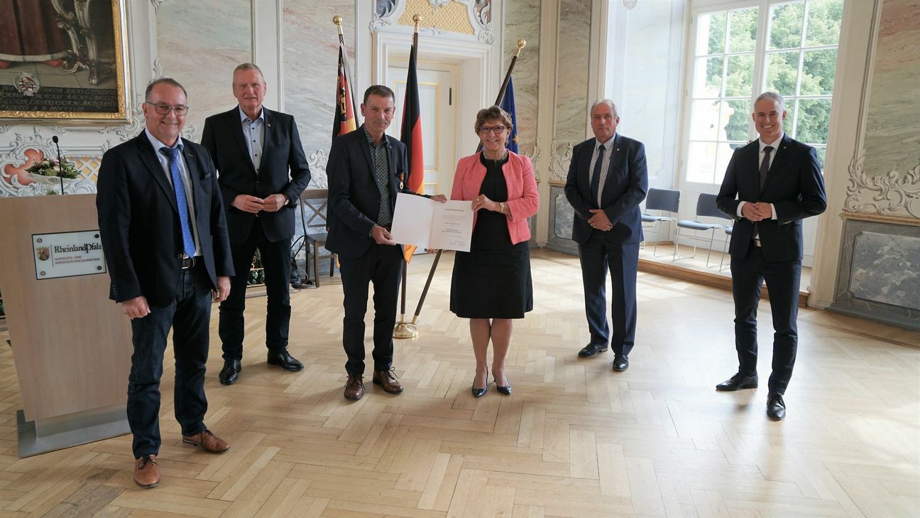 Bei der Ehrung in Trier (v.l.): Bernd Rehm (Ortsbürgermeister in Plein), Günter Esch, (Beigeordneter VG Wittlich-Land), Edmund Linden, Begoña Hermann (ADD-Vizepräsidentin), Achim Zender (Kreisbeigeordneter LK Bernkastel-Wittlich) und Dennis Junk (MdL). Foto: ADD