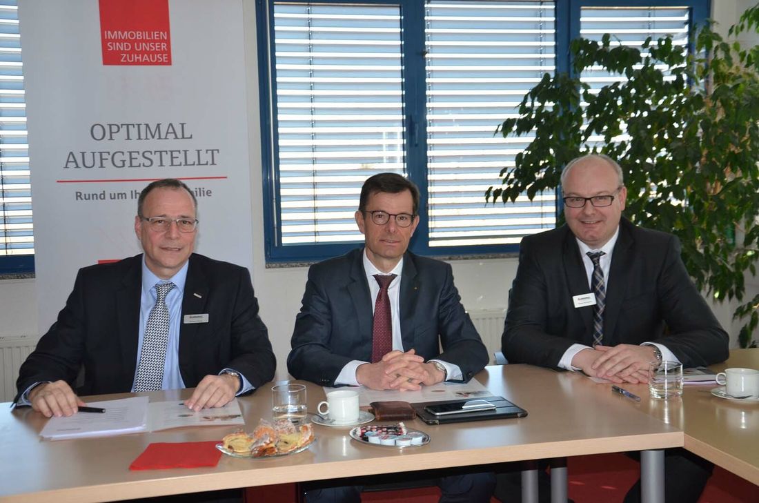 Die Geschäftsführer der Sparkassen-Immobilien-Gesellschaft Dietmar Röhrig, Christian Burmester und Tobias Hermanns (v.l.) sind zufrieden mit dem Geschäftsjahr 2017. Foto: T. Förster