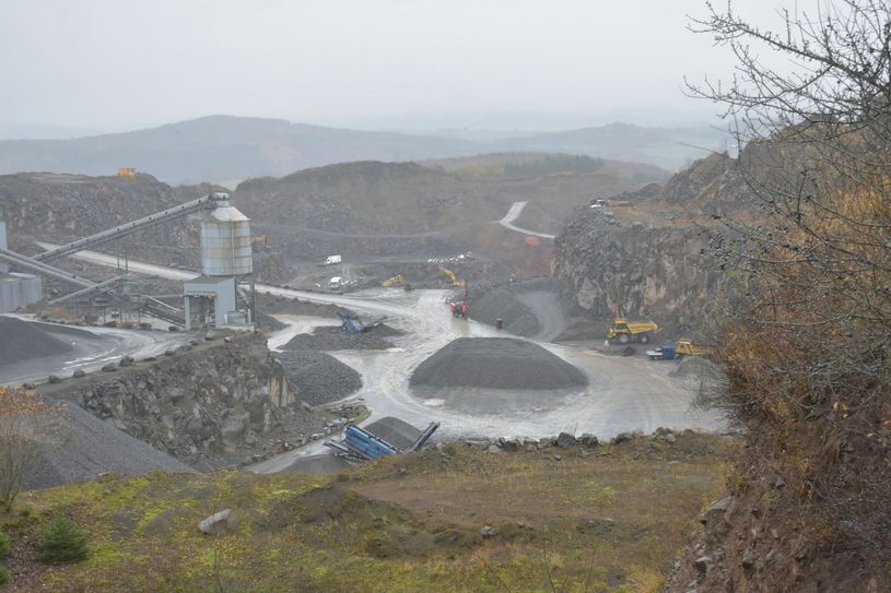 In den Kessel des Trockenmaars »Im Liehr« wird sich der Basalt-Tagebau nicht weiter hineinfressen. Auch an Hillesheim und Bolsdorf rückt er kaum noch näher heran. Foto: Mager