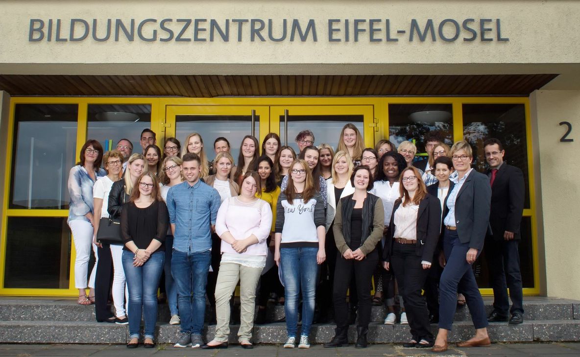 18 junge Menschen haben die Ausbildung zum/zur Gesundheits- und Krankenpfleger erfolgreich absolviert. Foto: FF