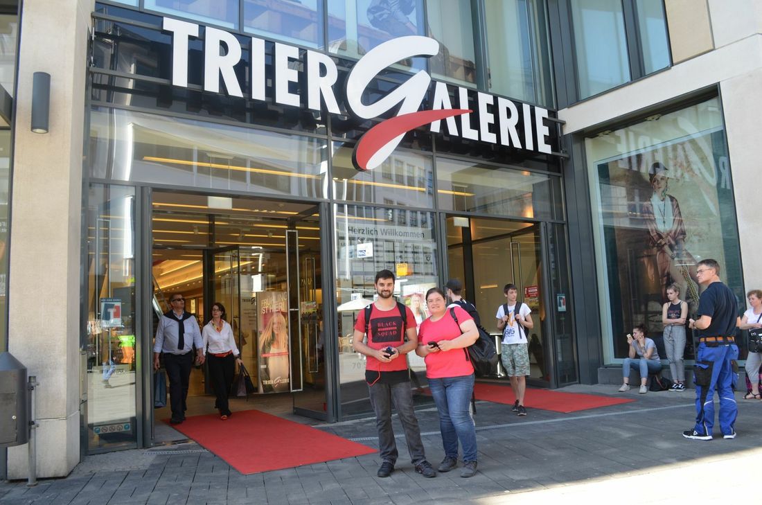 Für Oliver Singh (links) und Anna Maria Vettese (rechts) ist die Trier Galerie bestens geeignet, um als neue Eventlocation für Pokémon Go zu dienen. Foto: Urban