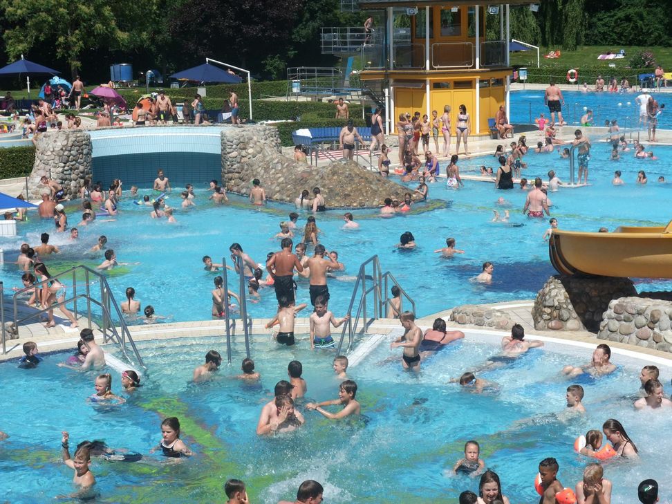 Seit Monaten kämpft die Bürgerinitiative für den Erhalt des Freibads. Foto: Thomas Berens