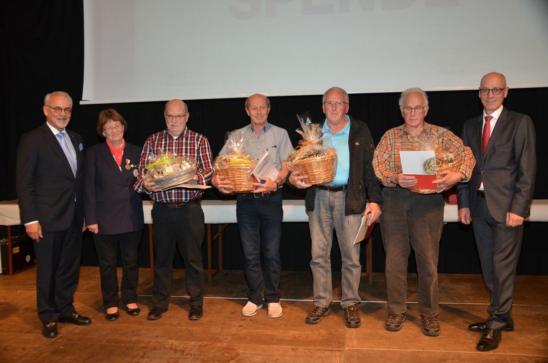 Helmut Etschenberg, Lucie Kell und Thomas Herzfeld (Blutspendedienst West, r.) ehrten Josef Klein (3.v.l.) für 150-faches Blutspenden sowie Günther Lutterbach, Reinhold und Hermann-Josef Meyer für 125 Mal Aderlass. Foto: T. Förster