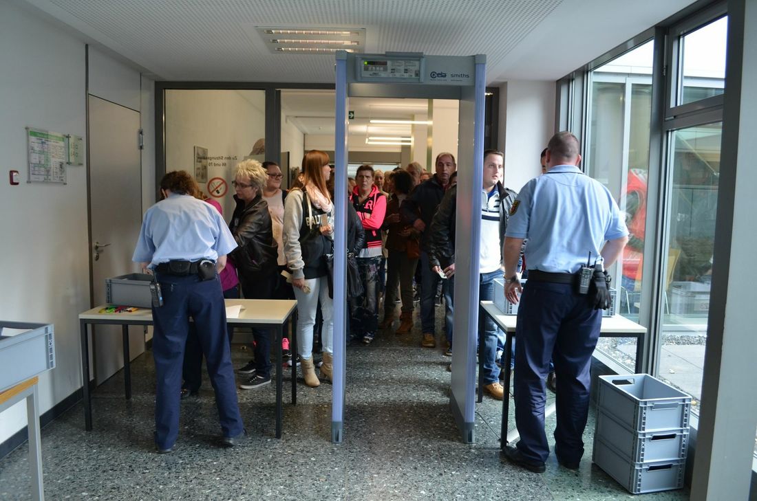 Zahlreiche Menschen nahmen an der Verhandlung teil. Foto: Pees