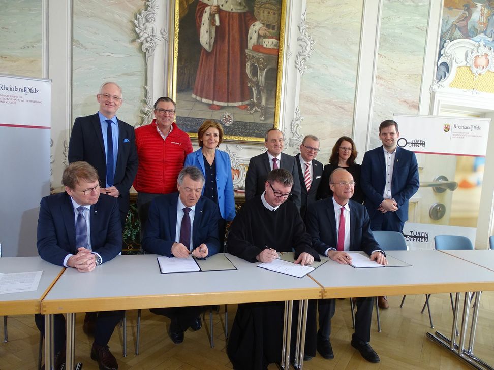 Die Vertreter der Universitätsmedizin Mainz, des Brüderkrankenhauses und des Mutterhauses unterzeichnen im Beisein von Mininsterpräsidentin Malu Dreyer, Wissenschaftsminister Konrad Wolf und dem Trierer Oberbürgermeister Wolfram Leibe den Kooperationsertrag. Foto: Mohsmann