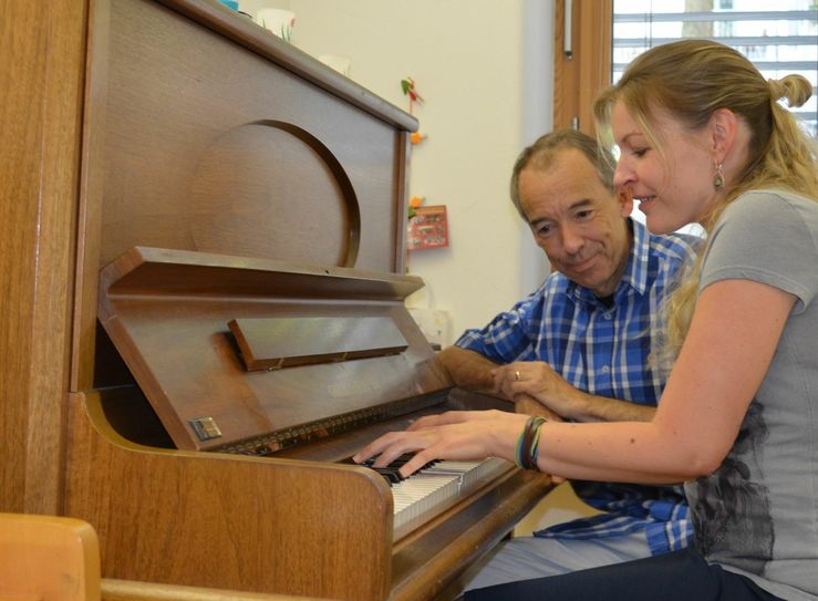 Gemeinsam Kadenzen entwickeln, Harmonien finden: Jazzpianist Ben Heit, der als Klavierlehrer an der Karl-Berg-Musikschule tätig ist, unterstützte Songwriterin Masha beim Komponieren von "Rainbows on Black and White". Foto: Kamla