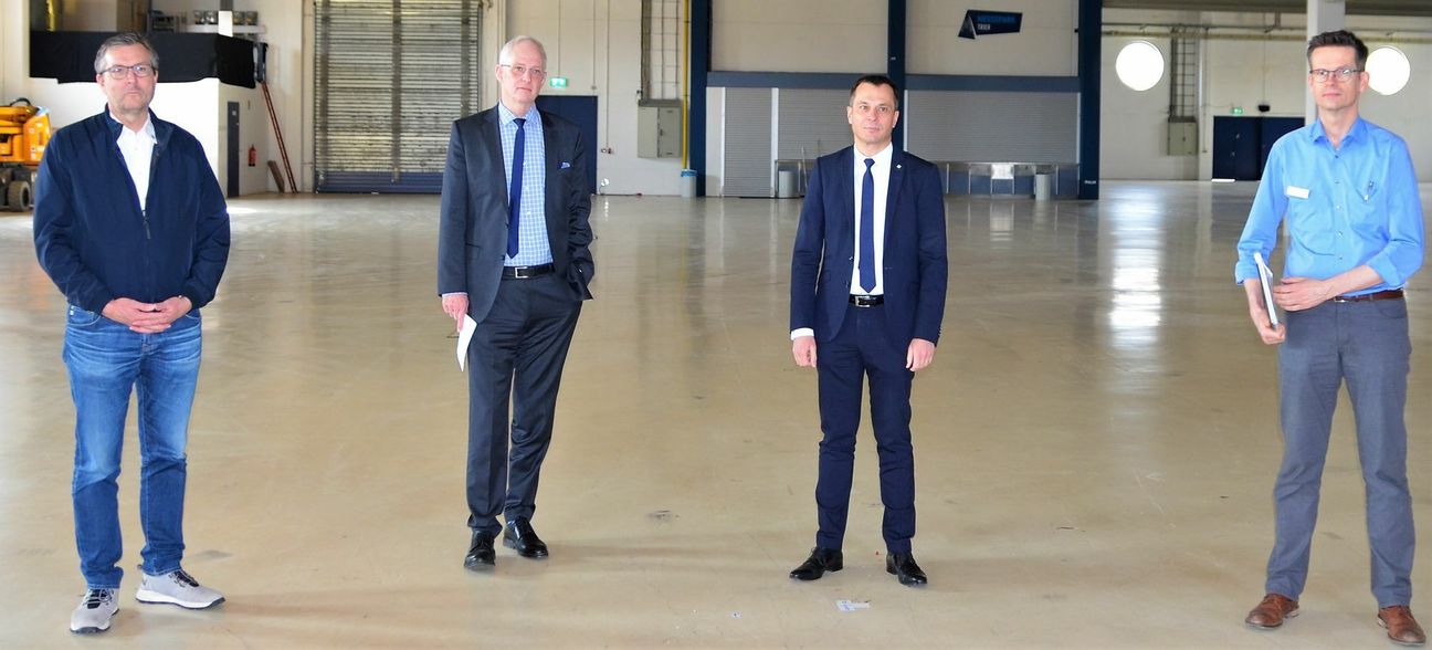 Hielten auf der Pressekonferenz im Messepark den gebotenen Abstand (v.l.): Dr. Christian Sprenger, Geschäftsführer Klinikum Mutterhaus, Oberbürgermeister Wolfram Leibe, Christian Weiskopf, Regionalleiter der BBT Gruppe Region Trier und Privatdozent Dr. Wolfgang Thomas, Chefarzt Kinder- und Jugendmedizin im Mutterhaus.