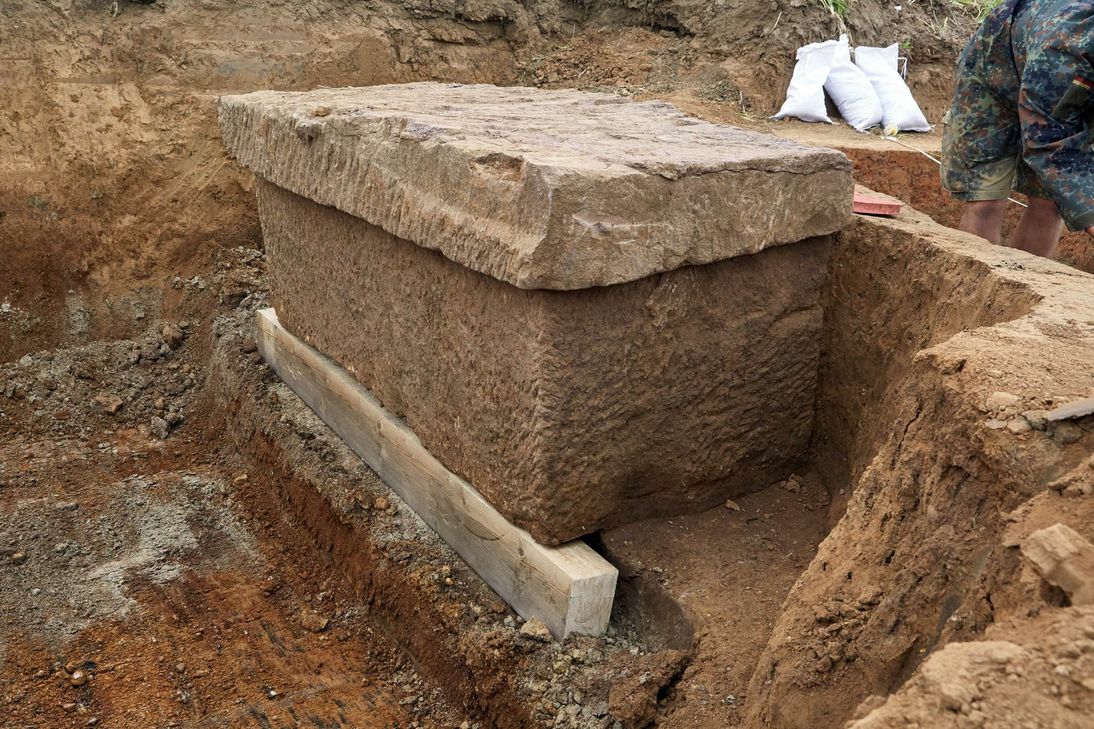 Der Sarkophag wurde bei einer archäologischen Untersuchung in Zülpich entdeckt.  1700 Jahre hat er unberührt in der Erde gelegen. Foto: LVR