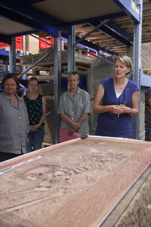 Susanne Willer erklärte die Besonderheiten der Funde. Foto: Nolden