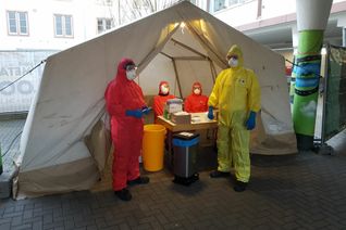 Ehrenamtliche Helfer von DRK und Feuerwehr unterstützen die Arbeit in der Corona-Teststation in Cochem. Der Kreis hatte vergessen die Helfer am ersten Tag medizinisch richtig einzuweisen. Foto: Technische Einsatzleitung (TEL) Landkreis Cochem-Zell.