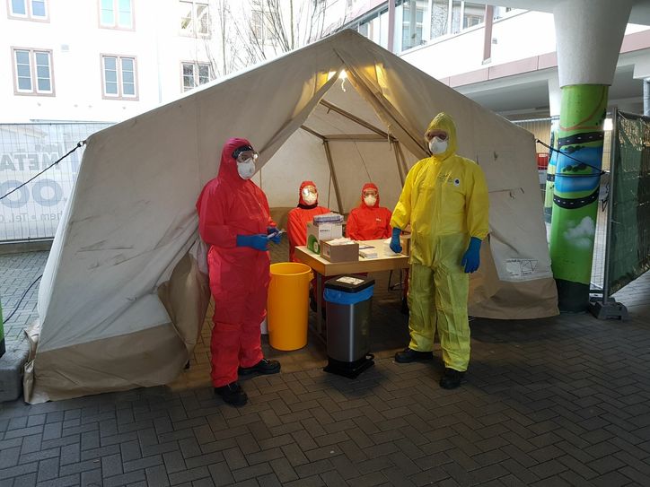Ehrenamtliche Helfer von DRK und Feuerwehr unterstützen die Arbeit in der Corona-Teststation in Cochem. Der Kreis hatte vergessen die Helfer am ersten Tag medizinisch richtig einzuweisen. Foto: Technische Einsatzleitung (TEL) Landkreis Cochem-Zell.