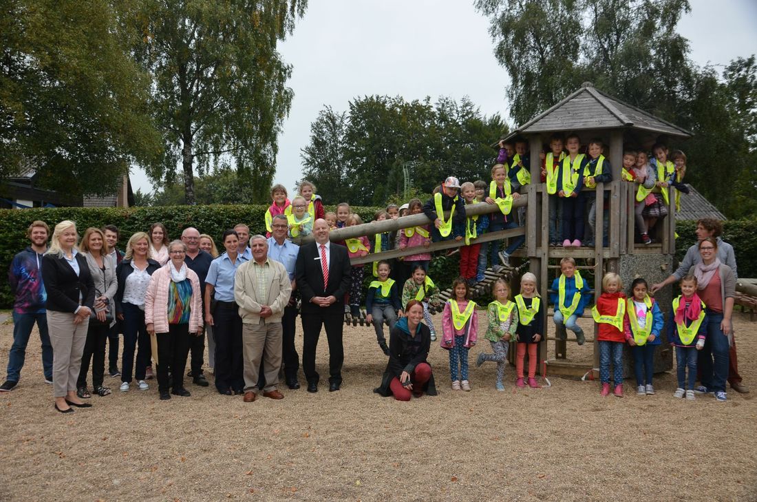 Noch ist es hell auf dem Weg zur Schule. Doch in der dunklen Jahreszeit werden die Grundschüler mit diesen Sicherheitskragen besser wahrgenommen. Foto: T. Förster