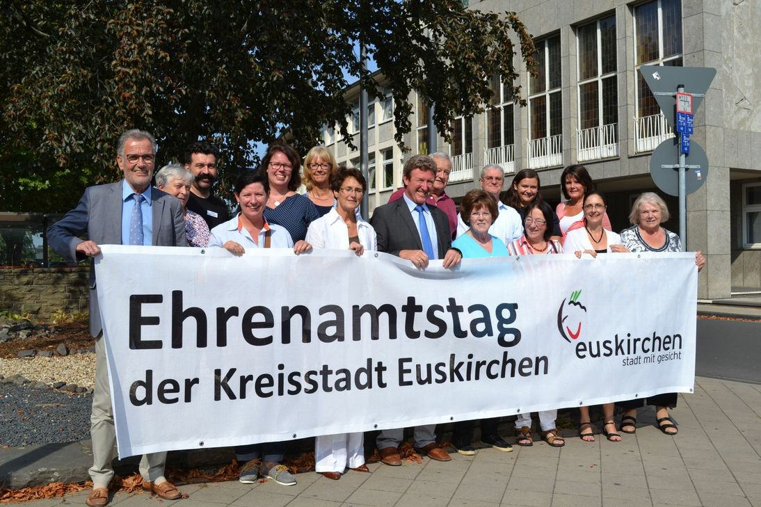 Euskirchen Bürgermeister Dr. Uwe Friedl (links) freut sich mit den Vertretern der Teilnehmer auf den siebten Ehrenamtstag, der im Rahmen des Knollenfestes stattfindet. Foto: Bach