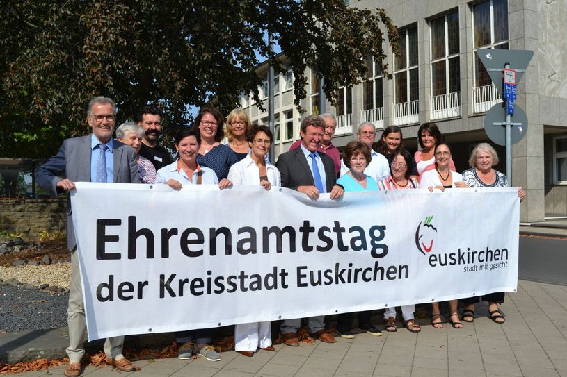 Euskirchen Bürgermeister Dr. Uwe Friedl (links) freut sich mit den Vertretern der Teilnehmer auf den siebten Ehrenamtstag, der im Rahmen des Knollenfestes stattfindet. Foto: Bach