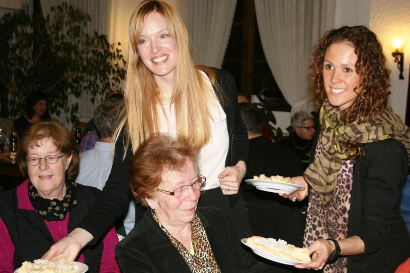 Dr. Susanne Greija (stehend, li) und Mira Sidina (stehend, re.) gaben den Menschen in ihrer neuen Heimat Nittel einen Einblick in ihrer ursprüngliche Heimat Schweden – auch kulinarisch, mit selbstgebackenem »Silvia«-Kuchen. Foto: Privat