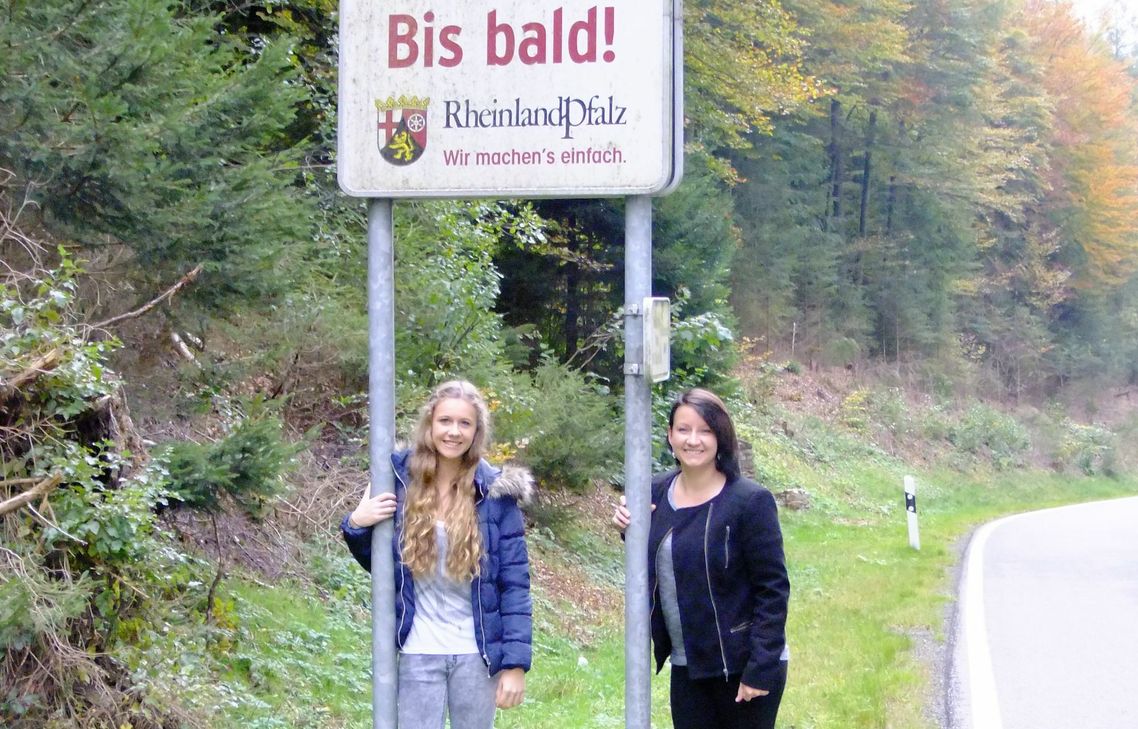 Heimat ist ein Gefühl, ein vertrauter Geruch, eine ewige Sehnsucht, die sich nicht an Landesgrenzen festmachen lässt. So wie Alisha und Dani pendeln täglich viele Menschen zu ihrem Arbeitsplatz oder zur Schule über die Landesgrenze ins Saarland oder von dort nach Rheinland-Pfalz.  Foto: Fischer