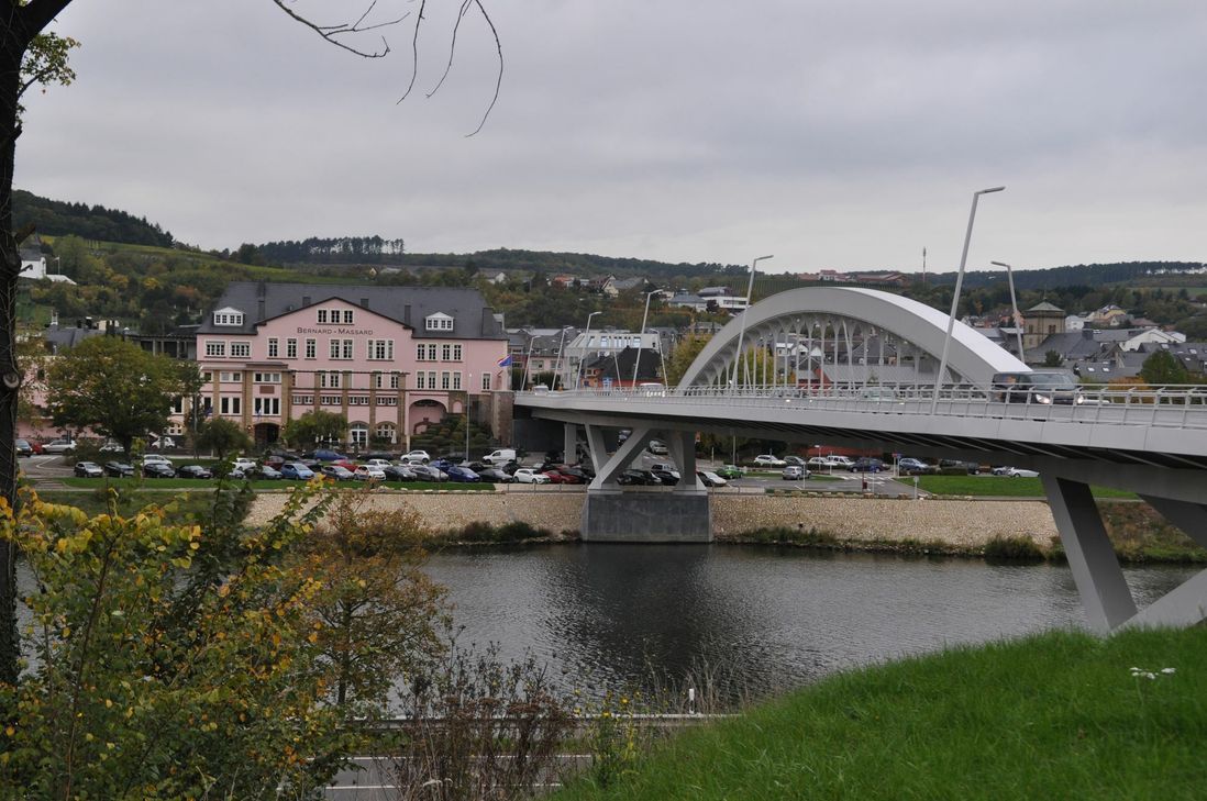 Die Brücke bei Grevenmacher verbindet Deutschland mit Luxemburg.   Foto: Scholl